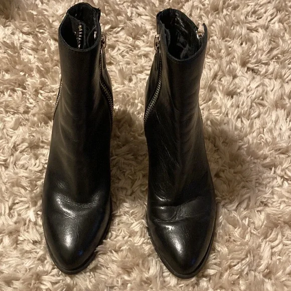 Kenneth Cole black leather ankle boot, Size 7 - Picture 2 of 11